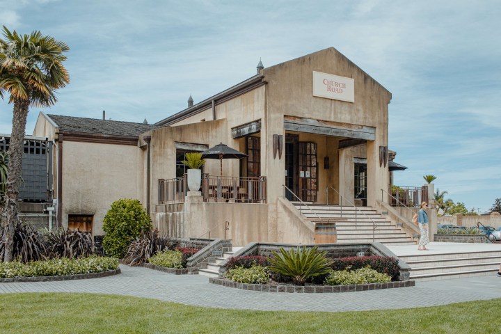a group of lawn chairs sitting on top of a building